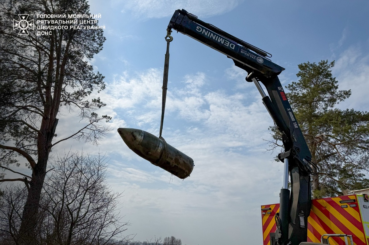 Фермер на Київщині знайшов майже цілу ракету 