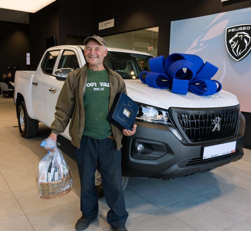 Пенсіонер-переселенець, у якого зламався ВАЗ у центрі Києва, отримав у подарунок пікап (відео)