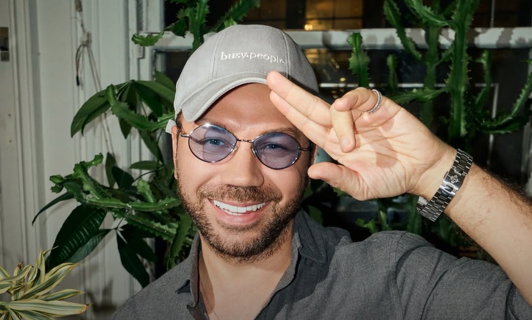 Один аксесуар — десятки образів: Андре Тан розкрив головний тренд весни (фото)