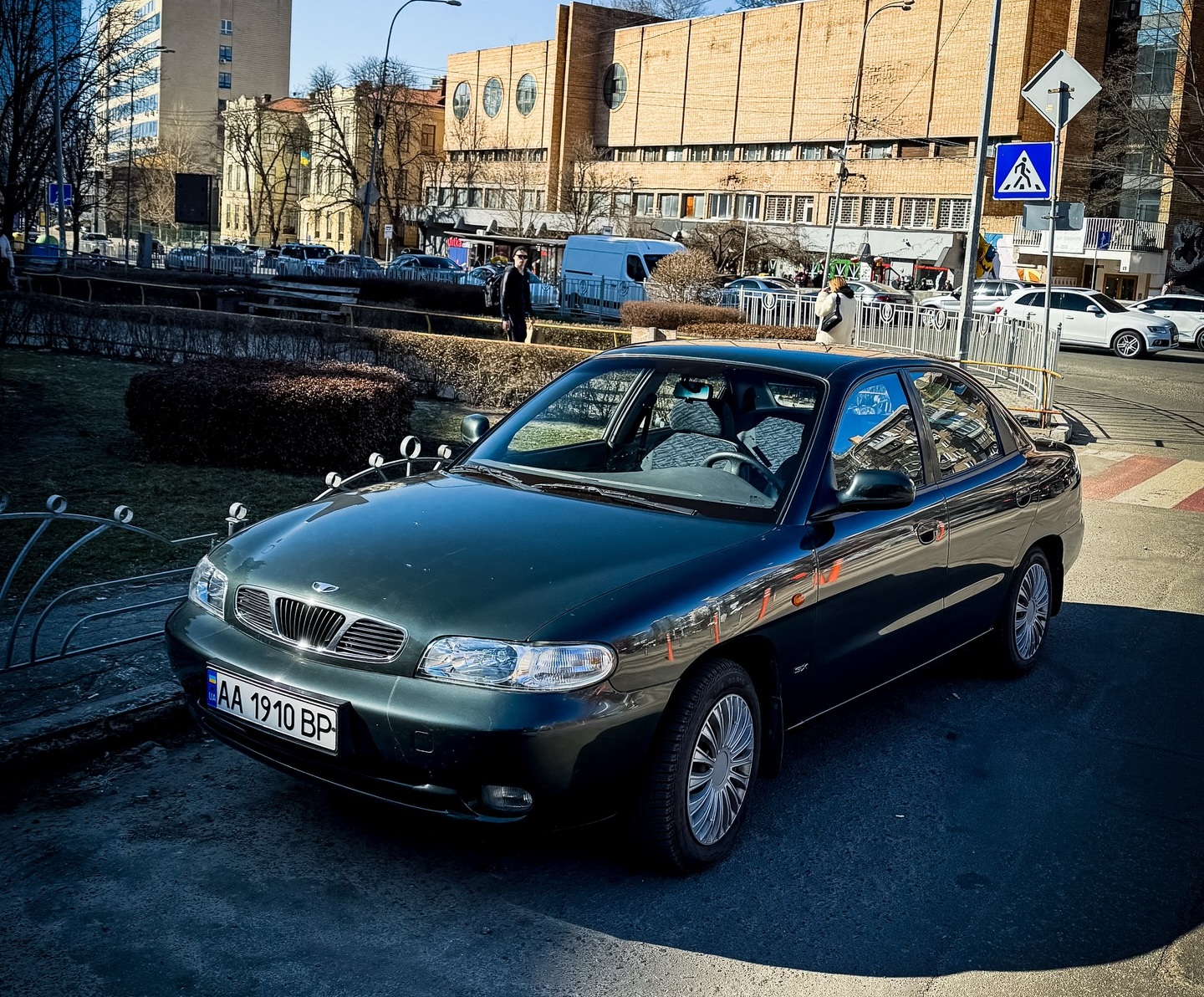 Гість із 90-х: у Києві виявили 26-річне авто українського виробництва у новому стані (фото)
