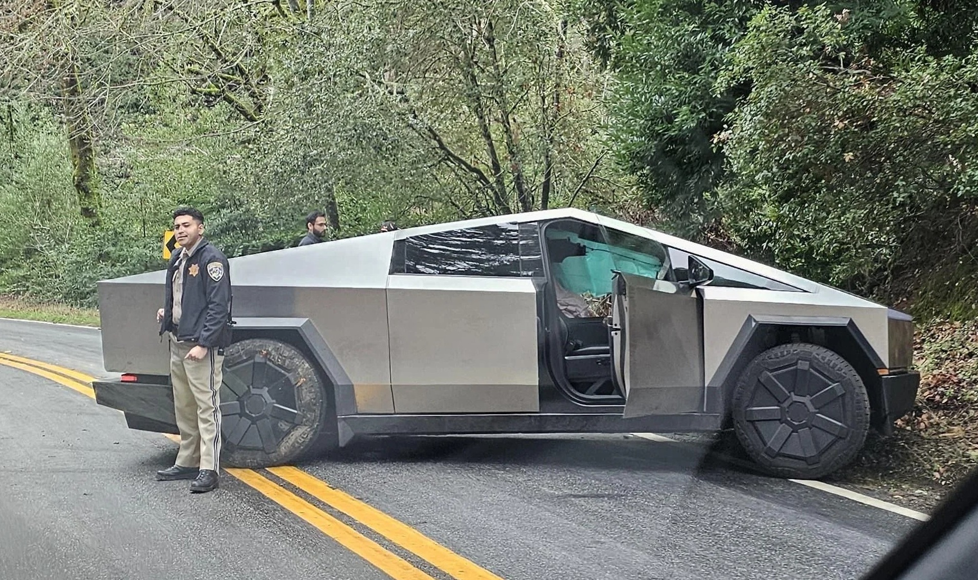 Новейший пикап Tesla Cybertruck попал в ДТП вскоре после покупки (фото)