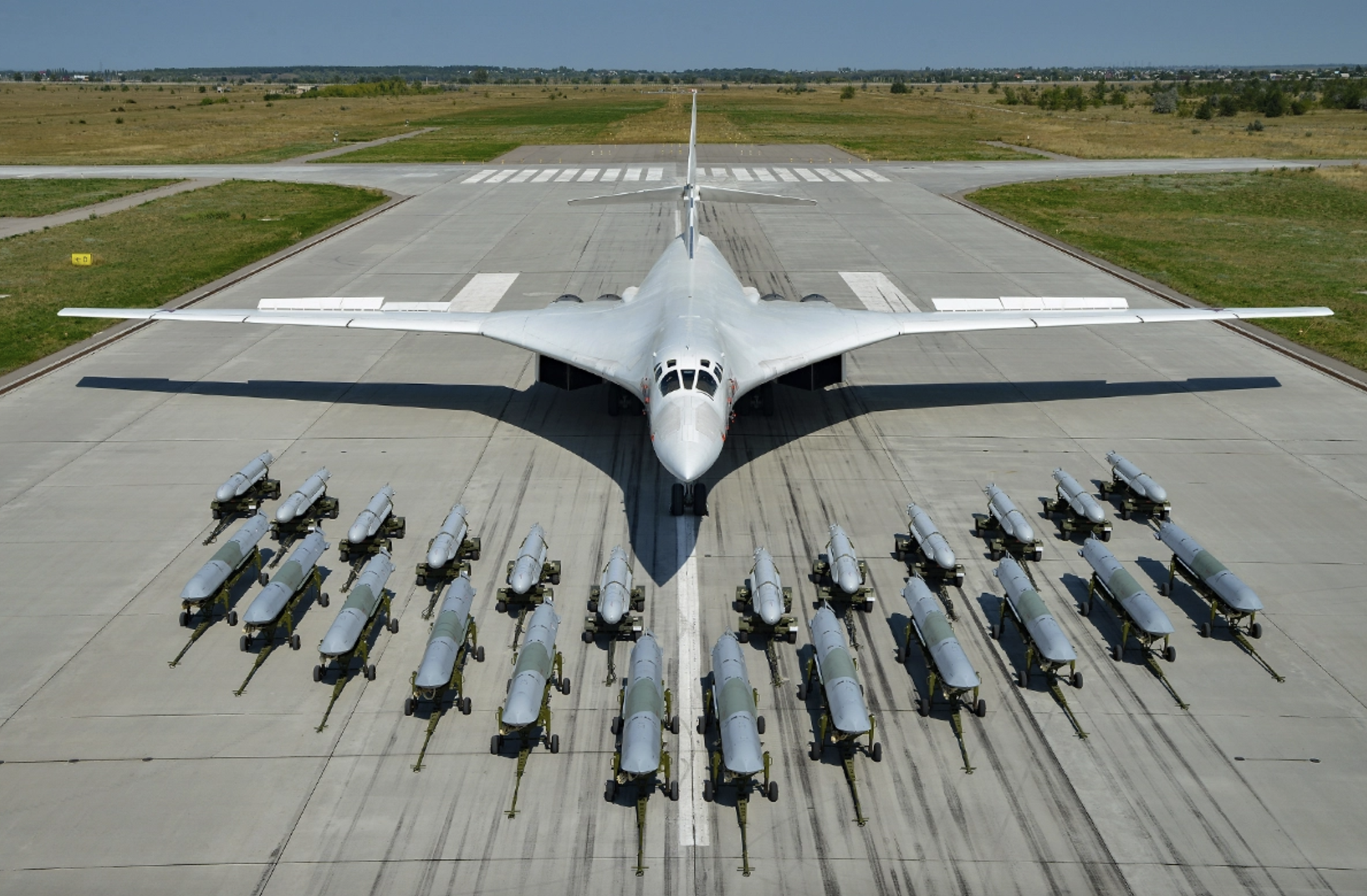 Ту 160 сверхзвуковой самолет вооружение. Ту-160м белый лебедь. Бомбардировщик белый лебедь ту 160. Ту-160м. Стратегический ракетоносец ту-160 белый лебедь.