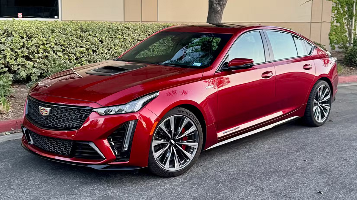 Cadillac CT5-V Blackwing: як виглядає прощальна версія автом