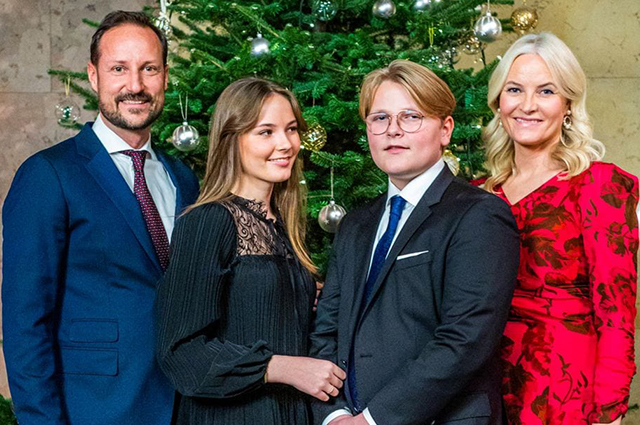 Королевские семьи Норвегии, Великобритании и Дании представили свои рождественские открытки