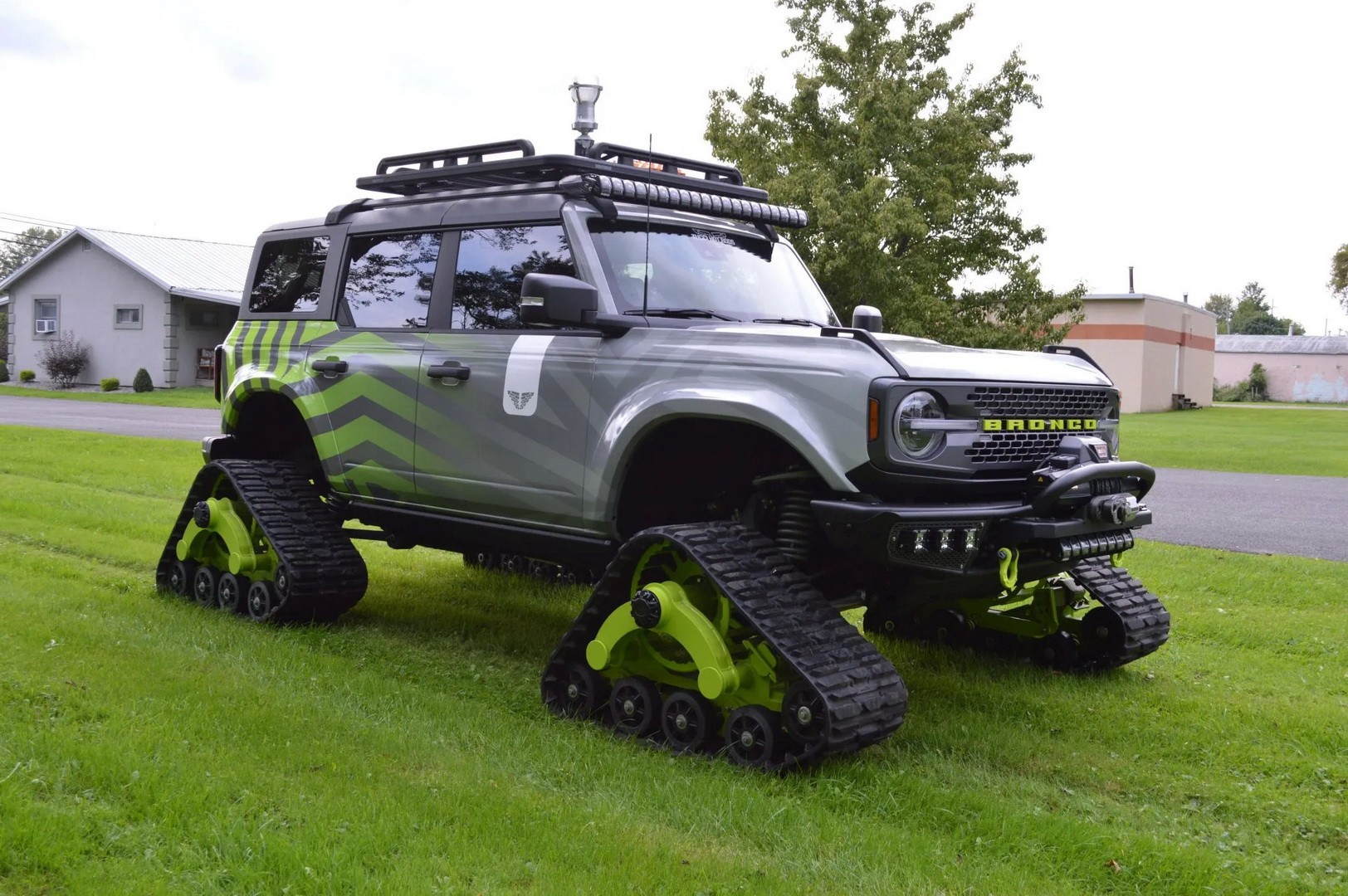 Ford Bronco превратили в необычный внедорожник на гусеницах (фото)