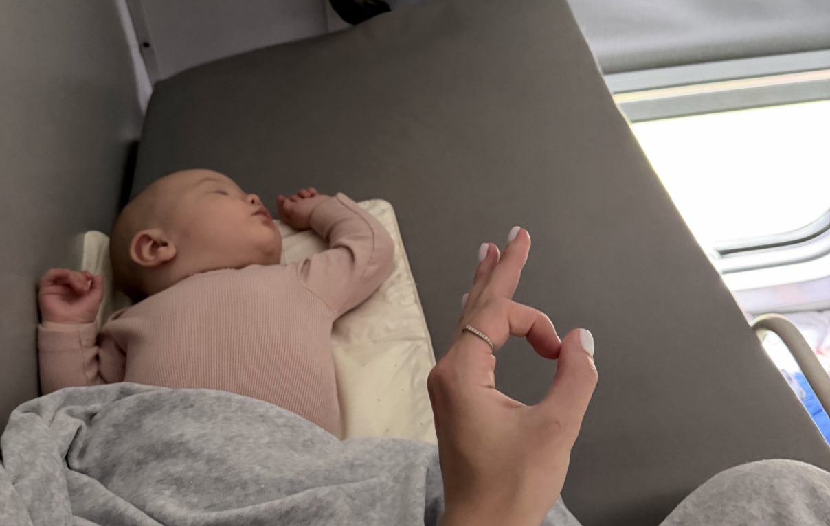 Жінці довелося їхати з немовлям на верхній полиці: ніхто не 