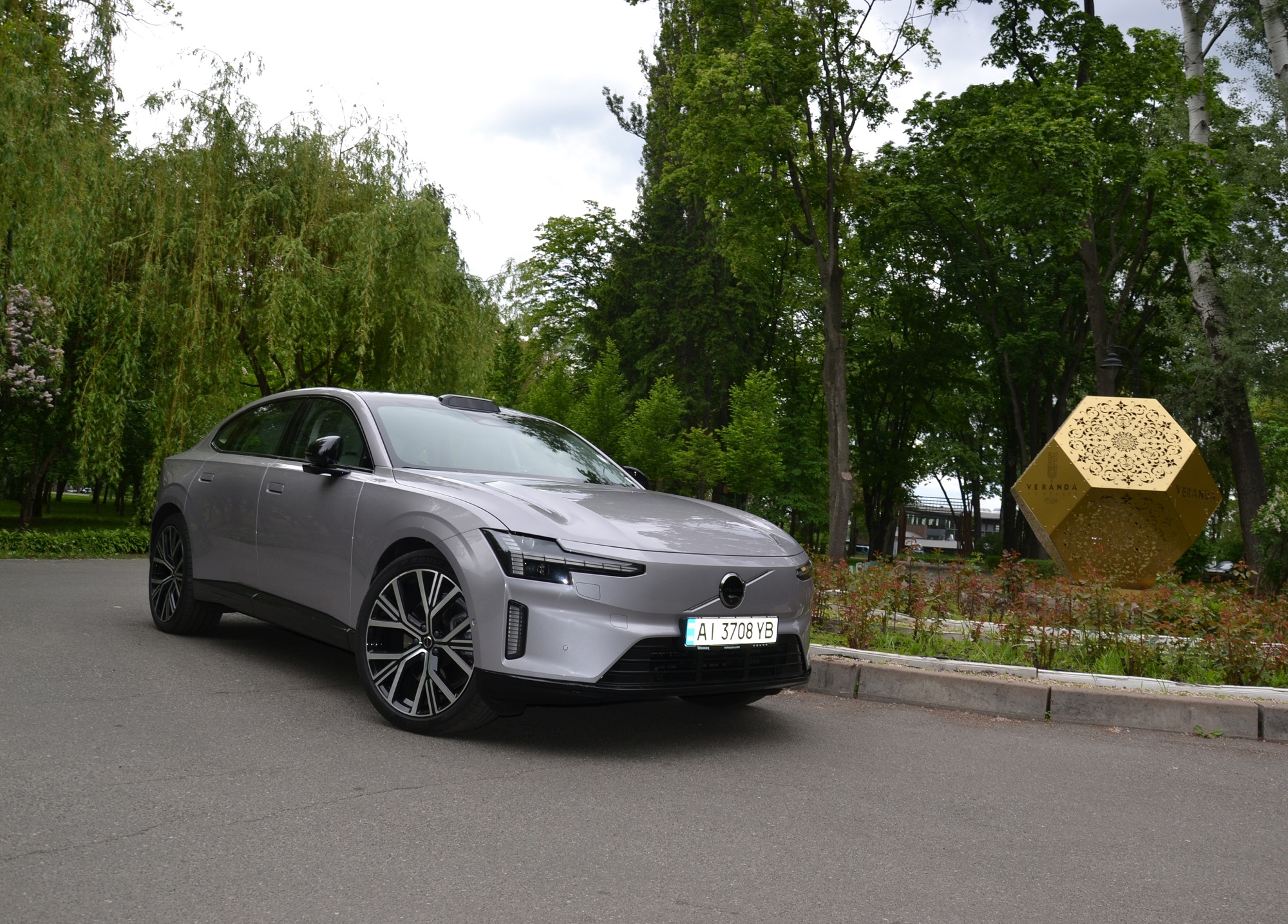 Шик по-скандинавськи: тест-драйв нового електромобіля Volvo ES90