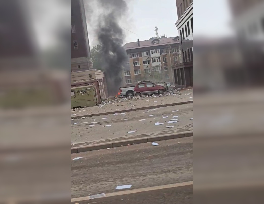 Центр Донецька атакували дрони: летів рій БпЛА, є влучання (відео)