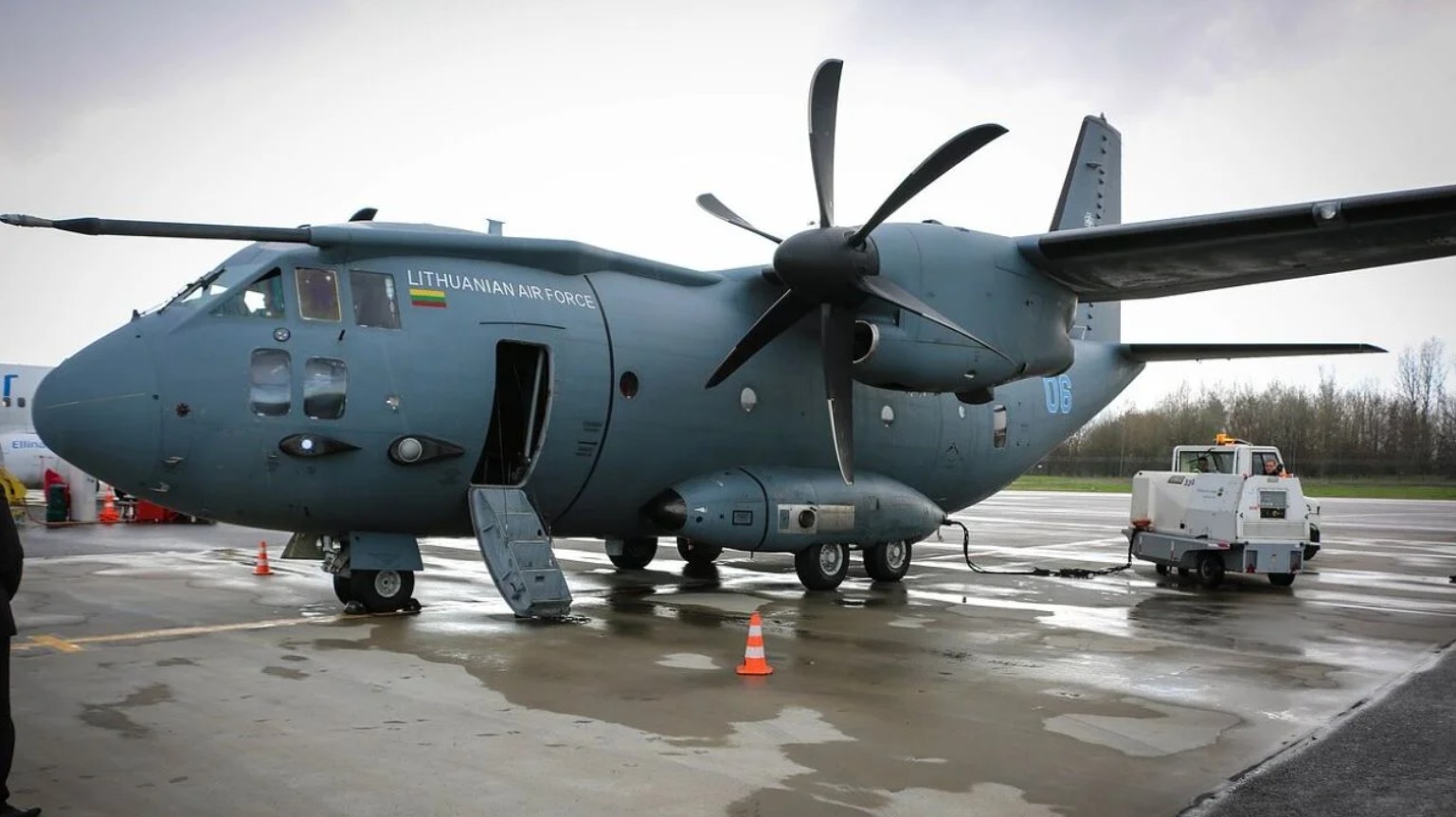 Кружил в воздухе: самолет президента Литвы не мог приземлиться из-за неизвестного дрона (фото)