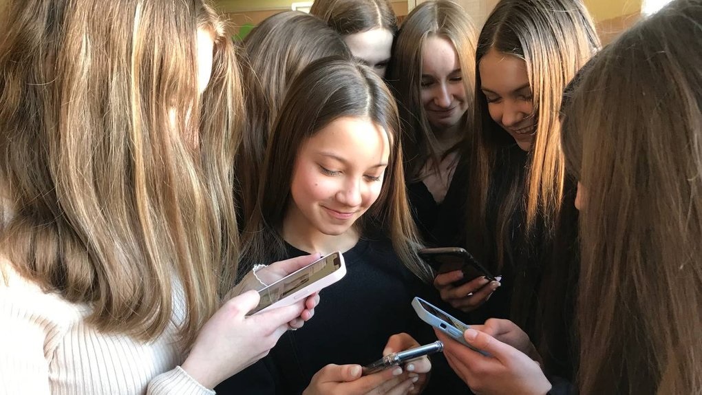 У Раді хочуть заборонити смартфони на уроках у школах