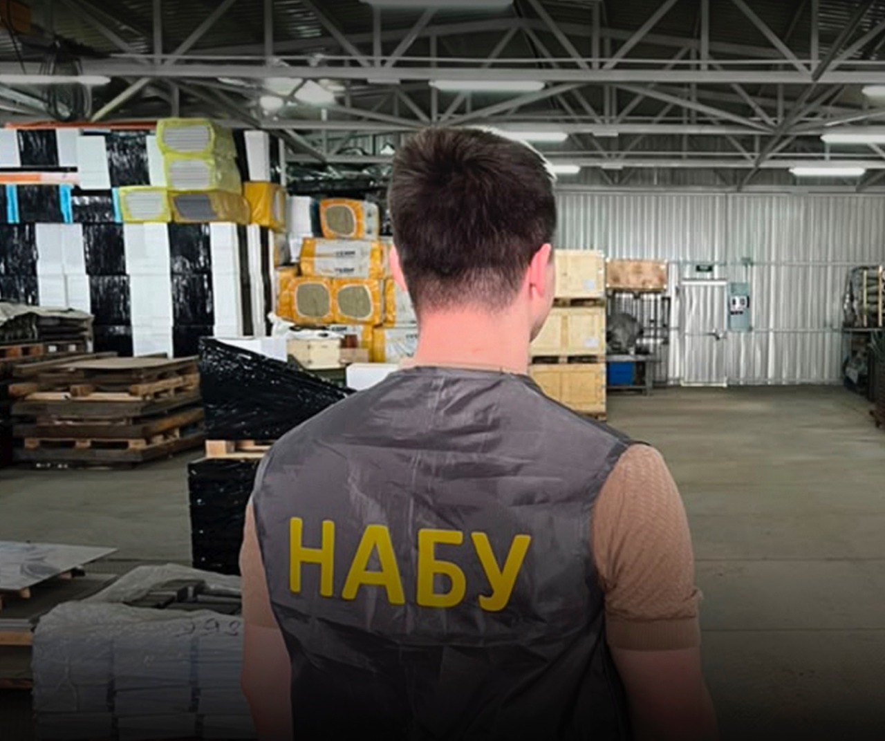 Штабелі запчастин для бронетехніки: НАБУ викрило схему в обо