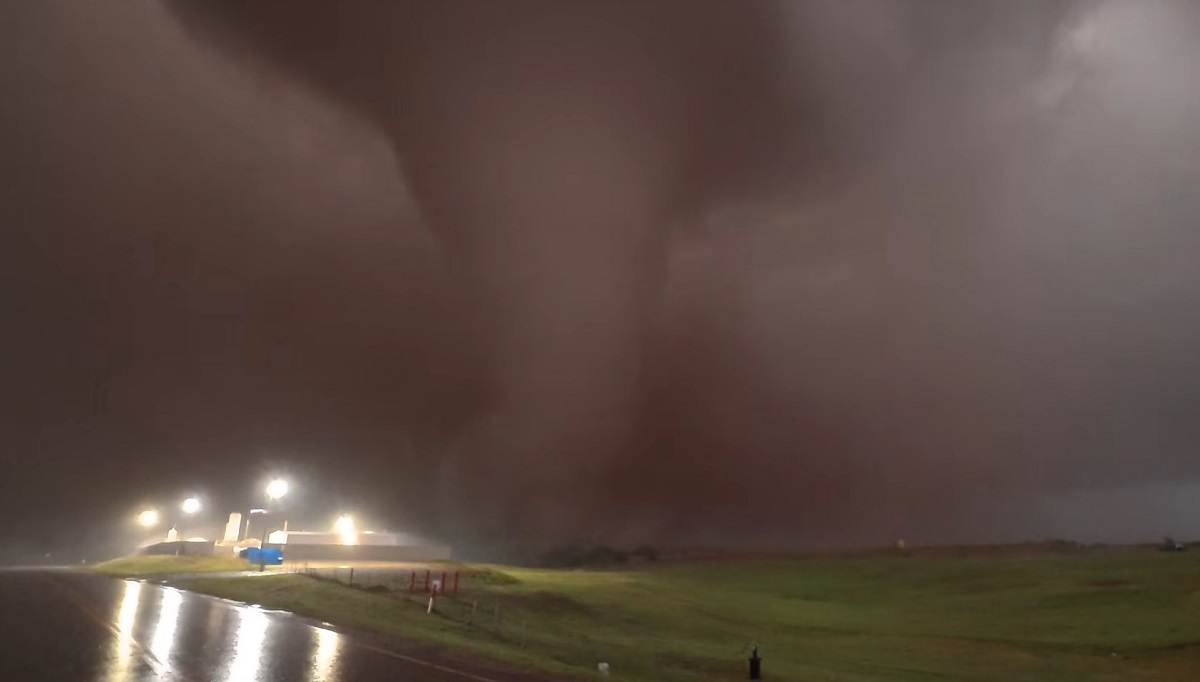 Гігантський торнадо у США ледь не знищив військову базу (відео)