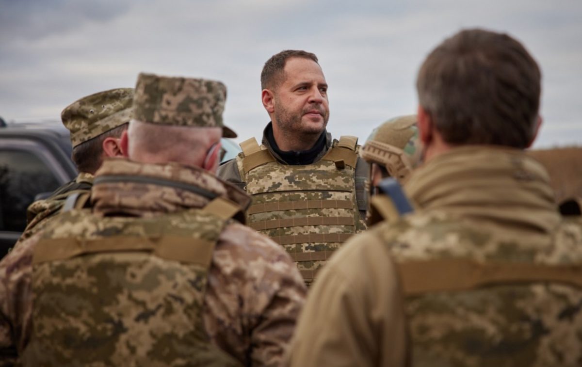 Єрмак таки побував у зоні бойових дій, однак подався на фронт не воювати (фото)