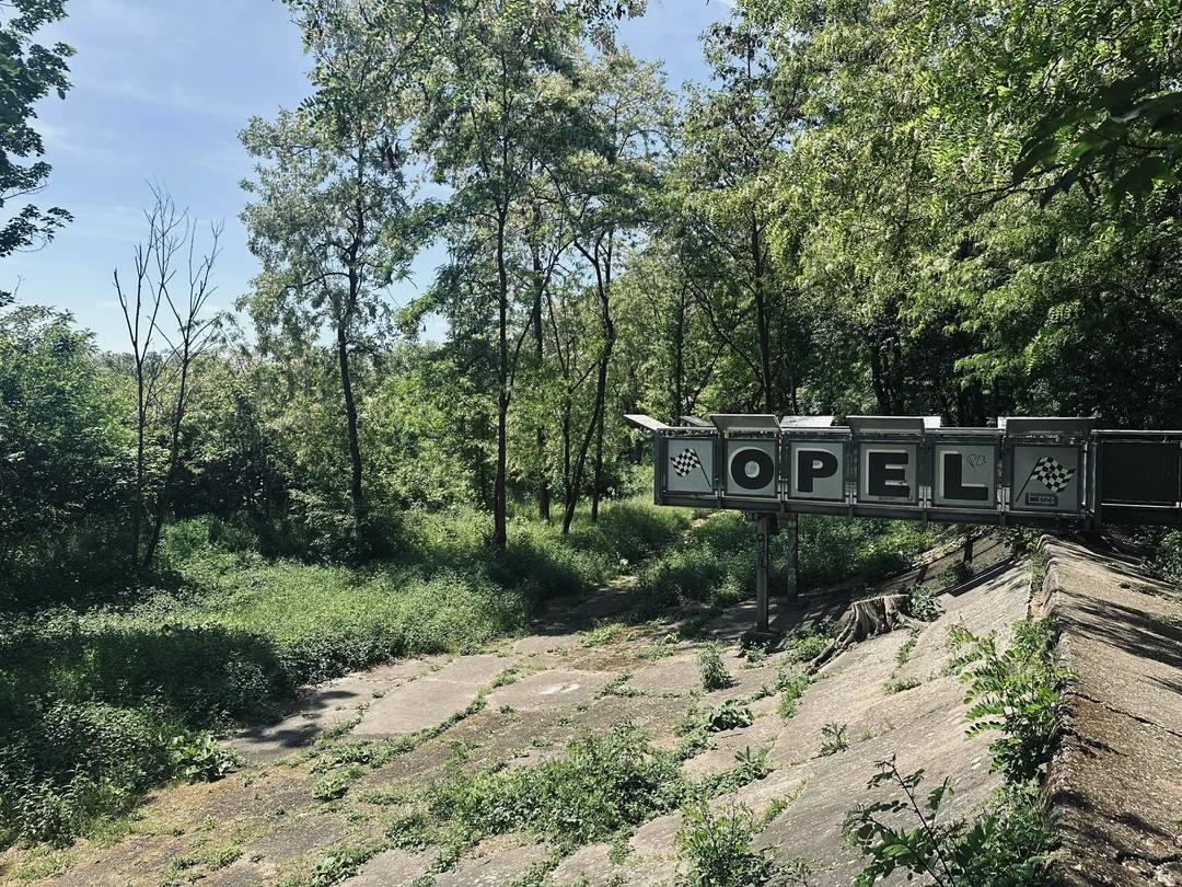 Від слави до руїн: що залишилося від легендарного автодрому Opel у Німеччині (фото)