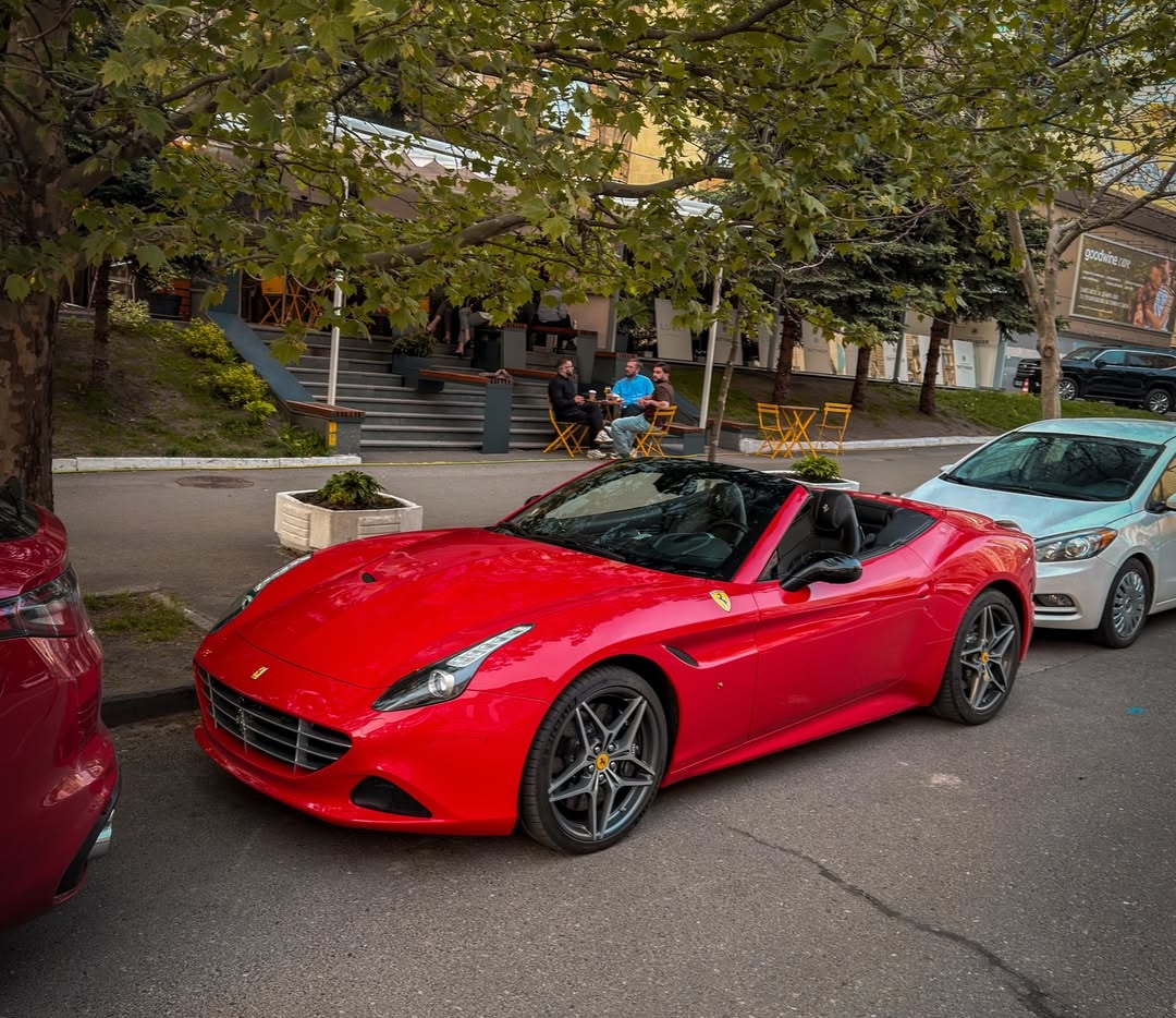 Сучасна італійська класика: у Києві помітили стильний кабріолет Ferrari (фото)