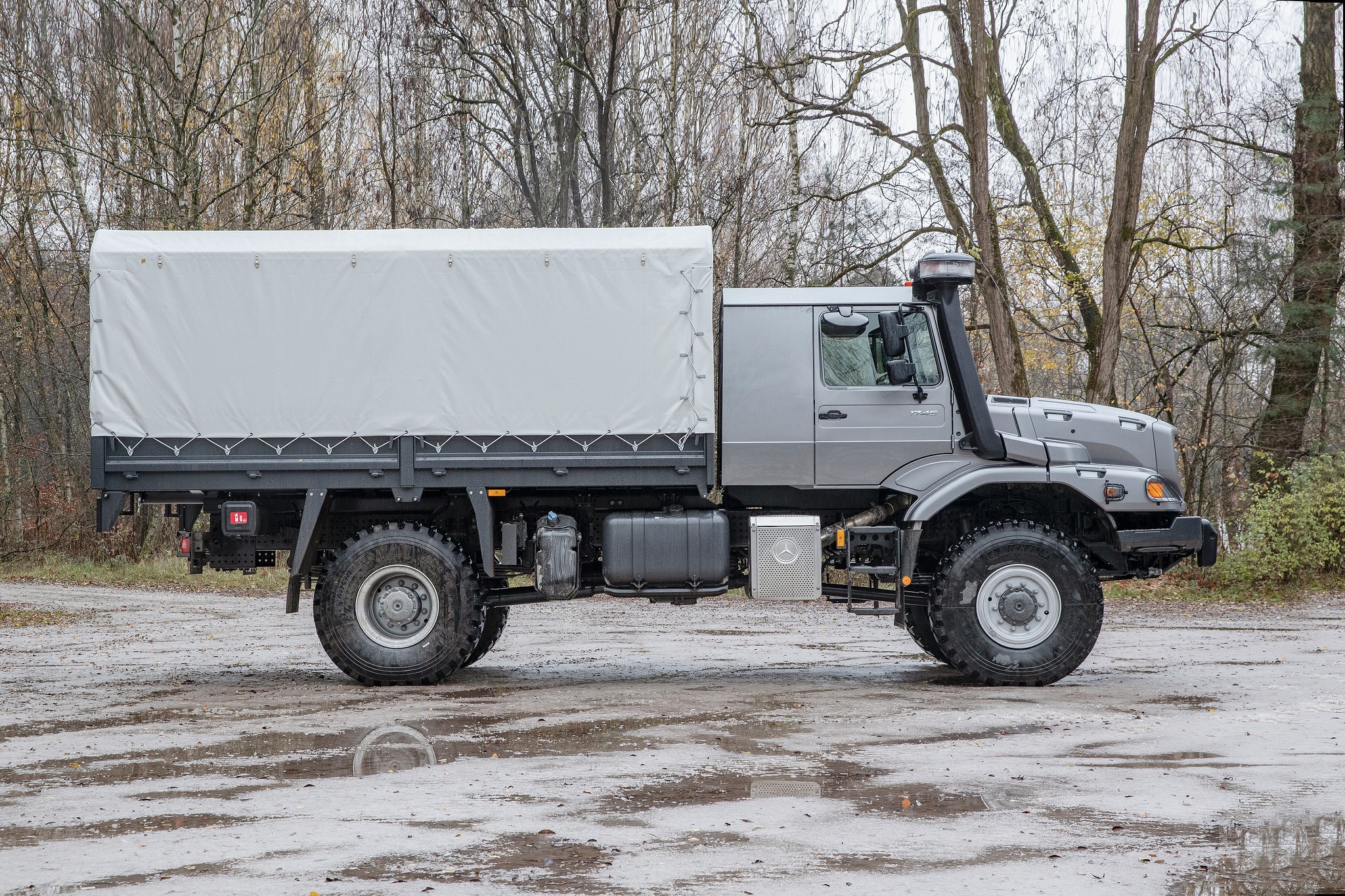 Грузовики для ВСУ — компания Mercedes отправила в Украину 100 автомобилей  Zetros