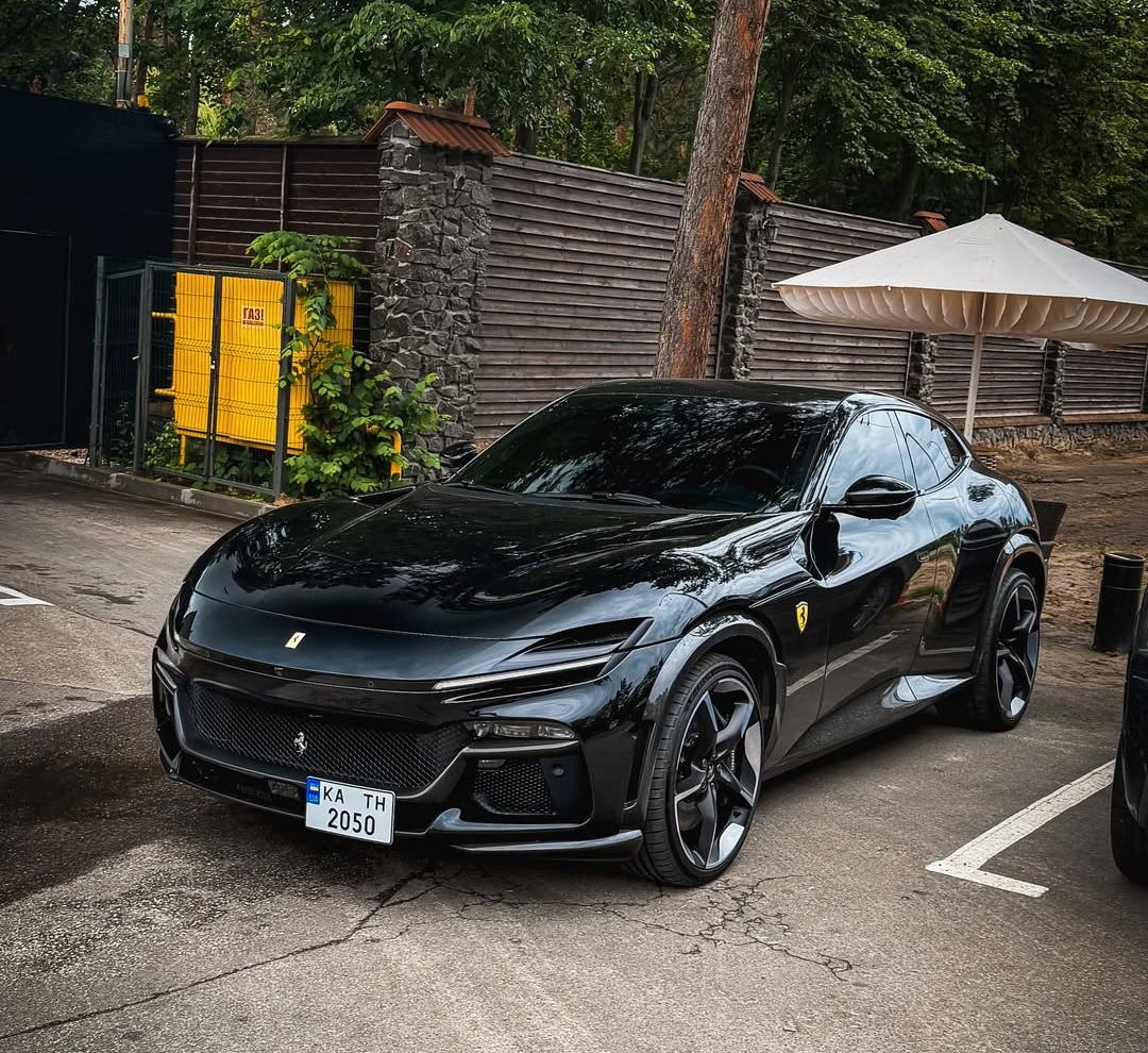 Повний привід і 12 циліндрів: у Києві помітили перший кросовер Ferrari за $500 000 (фото)