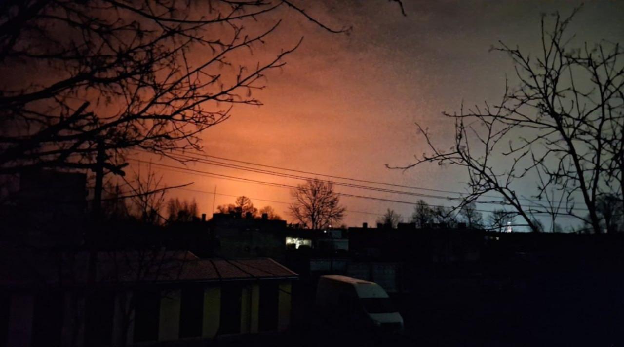 Десятки дронів: Ленінградську область РФ масовано атакують БпЛА, палає морський порт (відео)