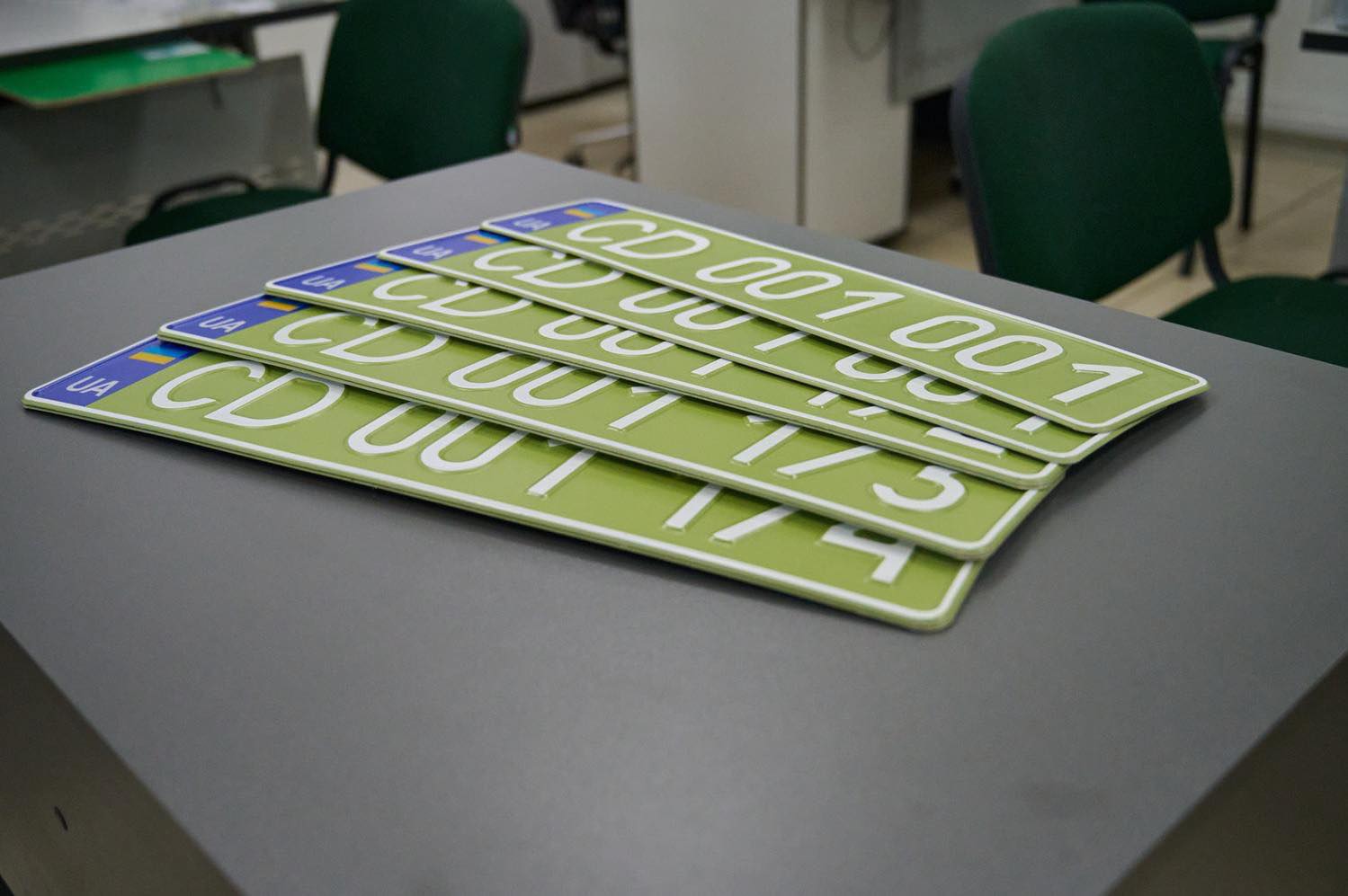 В Україні з'явилися нові номери авто оливкового кольору: кому їх видають (фото)