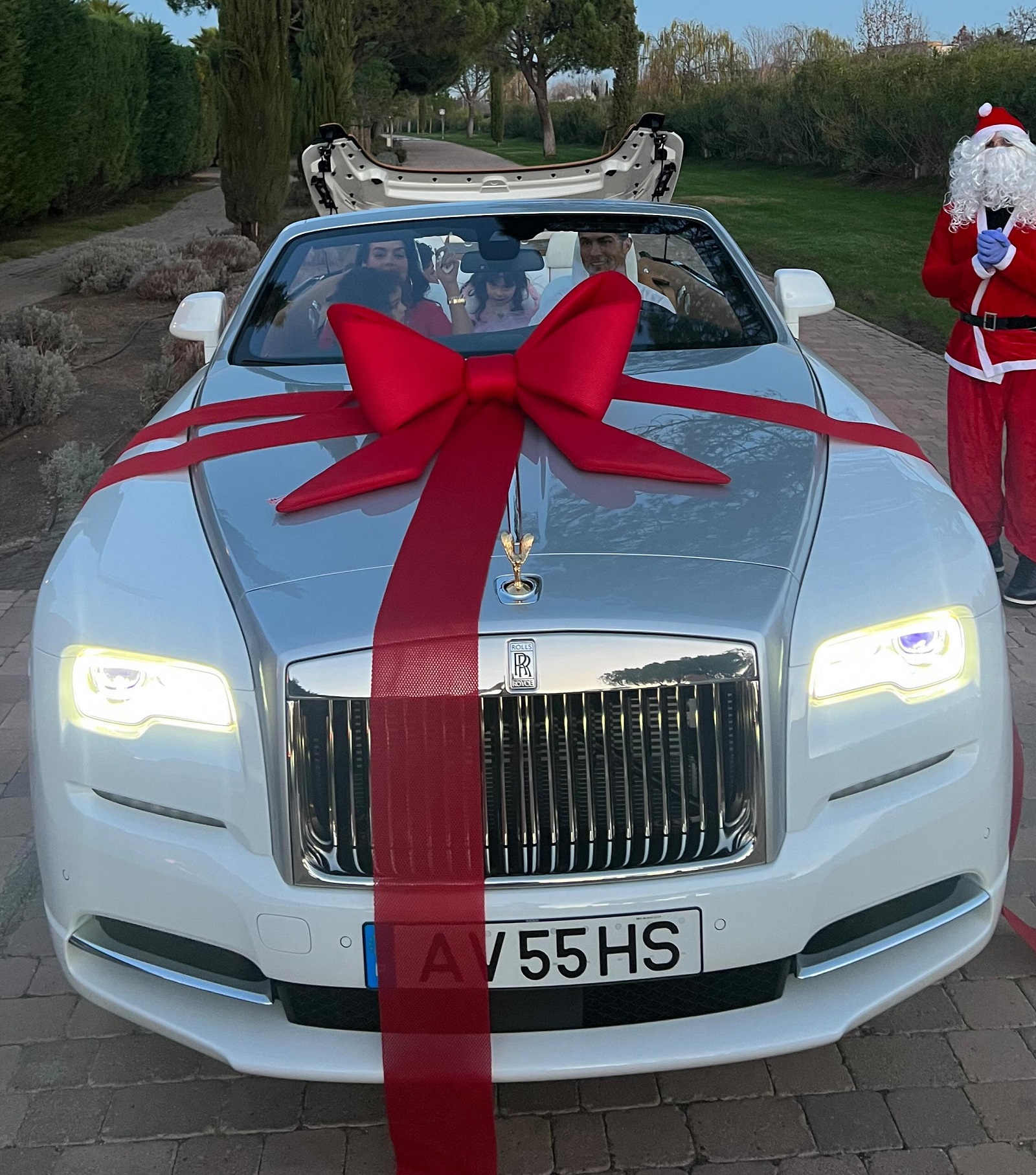 Муж подарил жене машину. Роллс Ройс Роналду. Роллс Ройс Криштиану Роналду. Rolls Royce Phantom 2022. Машина в подарок.
