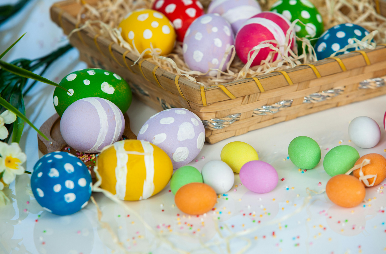 Як пофарбувати яйця у зелений, рожевий, жовтий та інші кольори — без краплі хімії