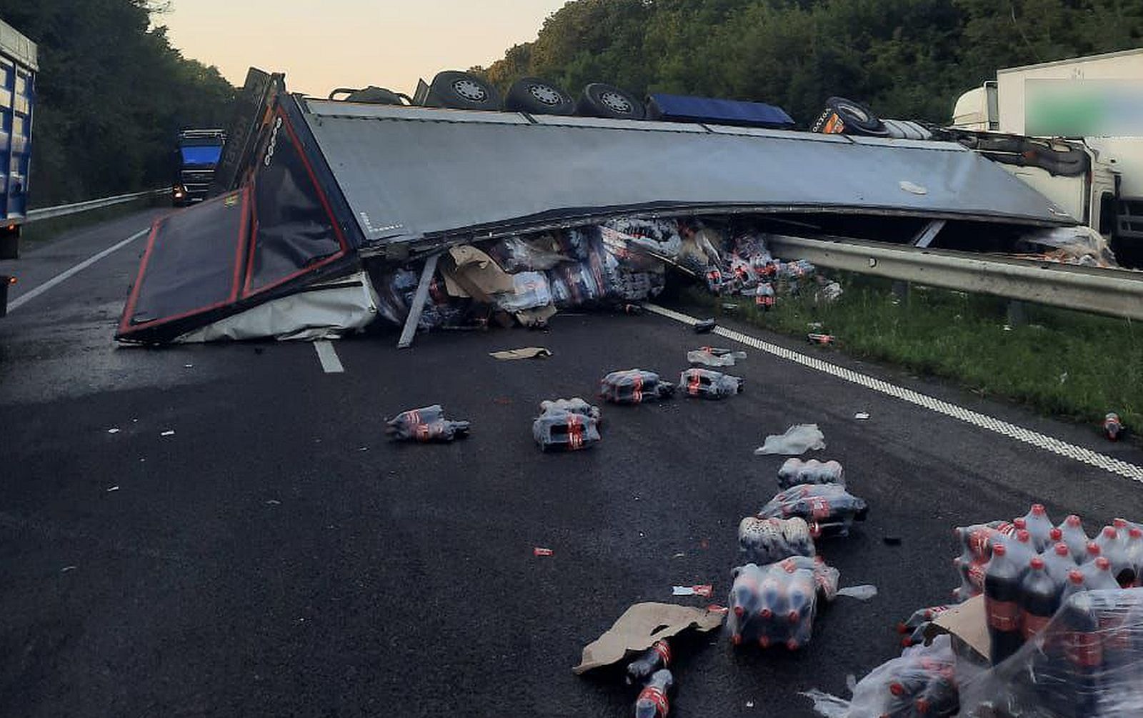 Na avtocesti Kijev-Odesa se je prevrnil tovornjak s Coca-Colo, cestišče prekrito s sladko pijačo
