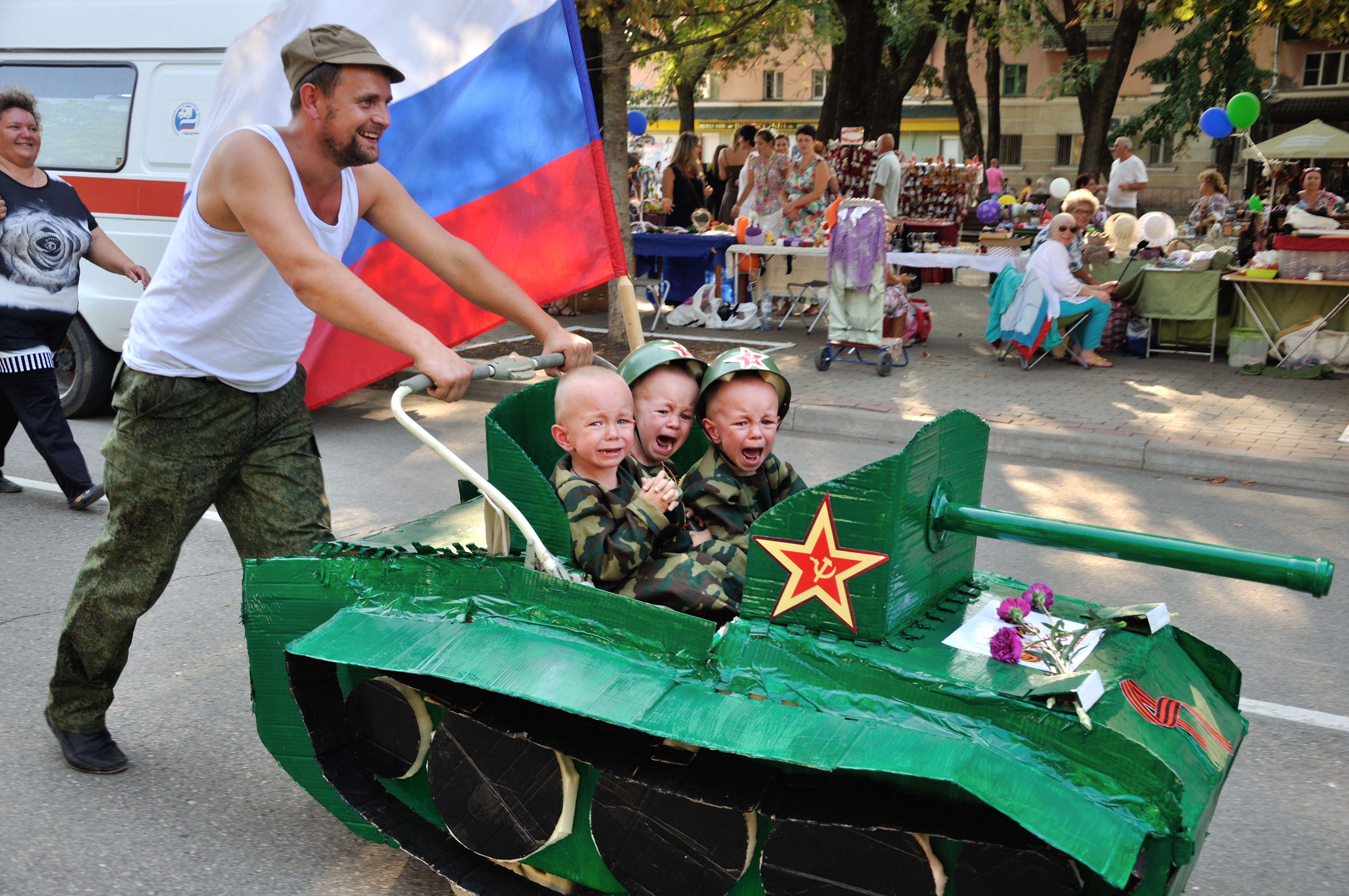 Парад приколов. Дети на танке. Дети в танке на параде. 9 Мая танк. Победобесие в России.