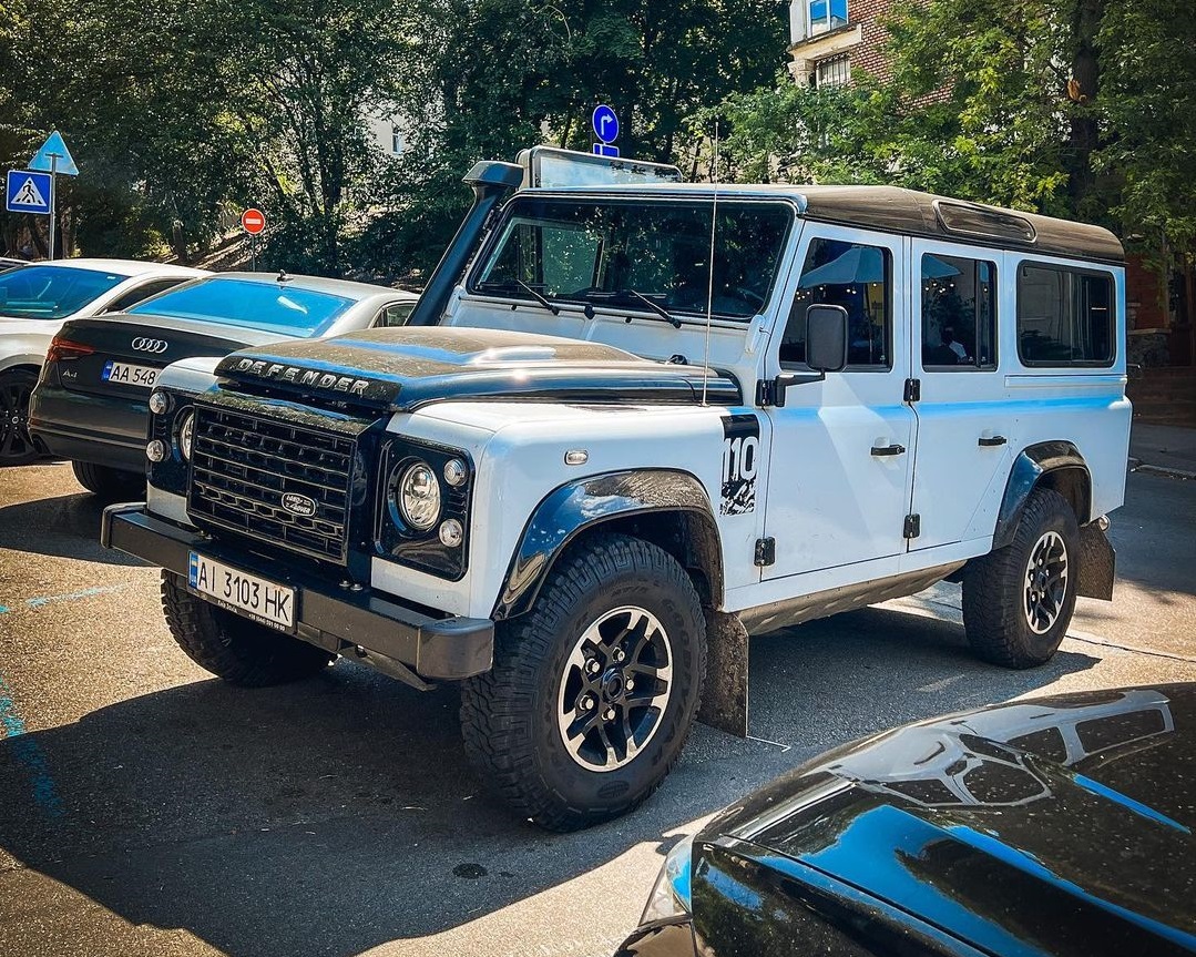 В Украине заметили редкий Land Rover Defender: было выпущено всего 600  таких авто (фото)