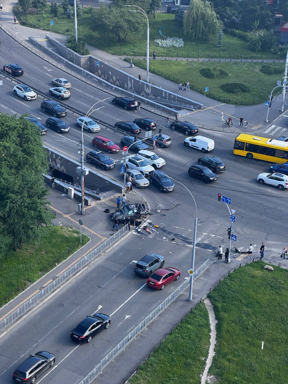 У Києві авто на швидкості влетіло у підземний перехід: четверо людей зигинули на місці (відео)