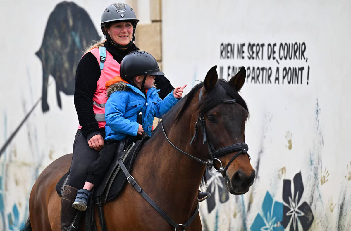 Француженка змінила авто на коня після подорожчання бензину: чи вдалося їй заощадити (відео)