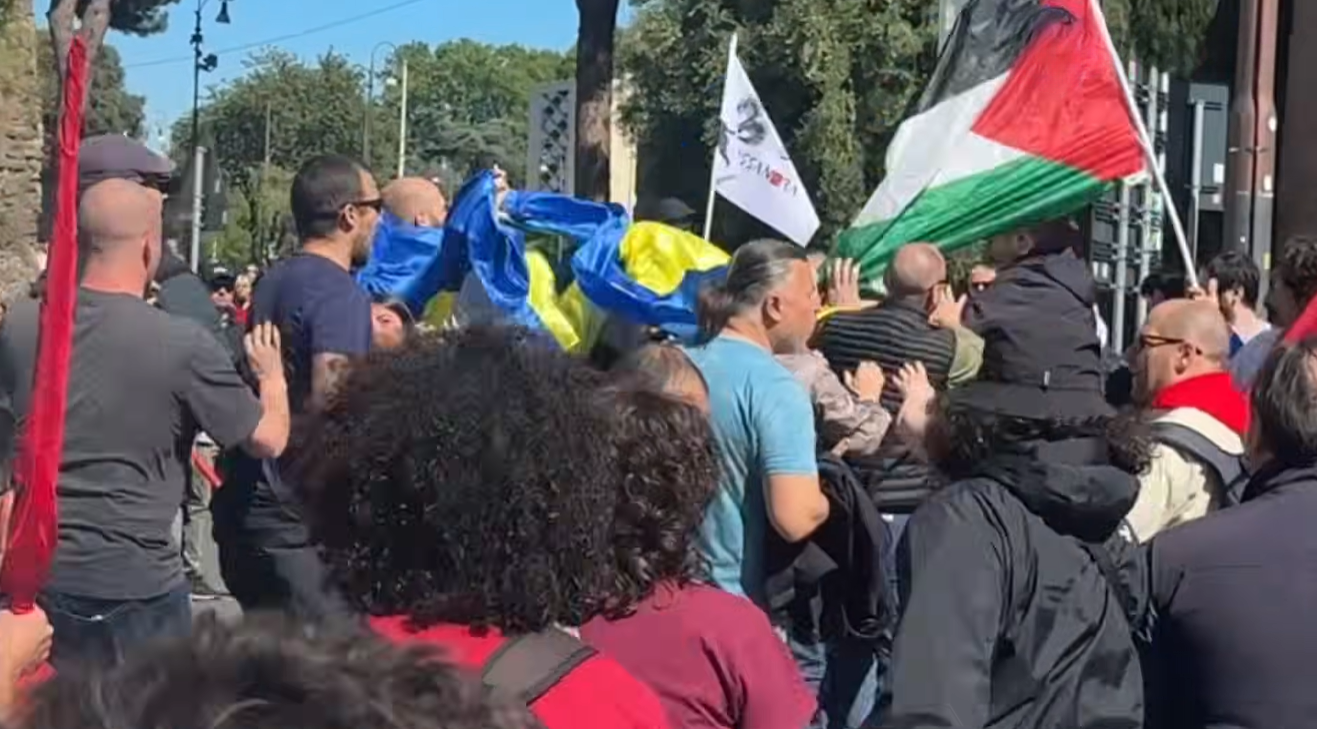 Скандал у Римі: під час маніфестації невідомі напали на людей з українськими прапорами (відео)
