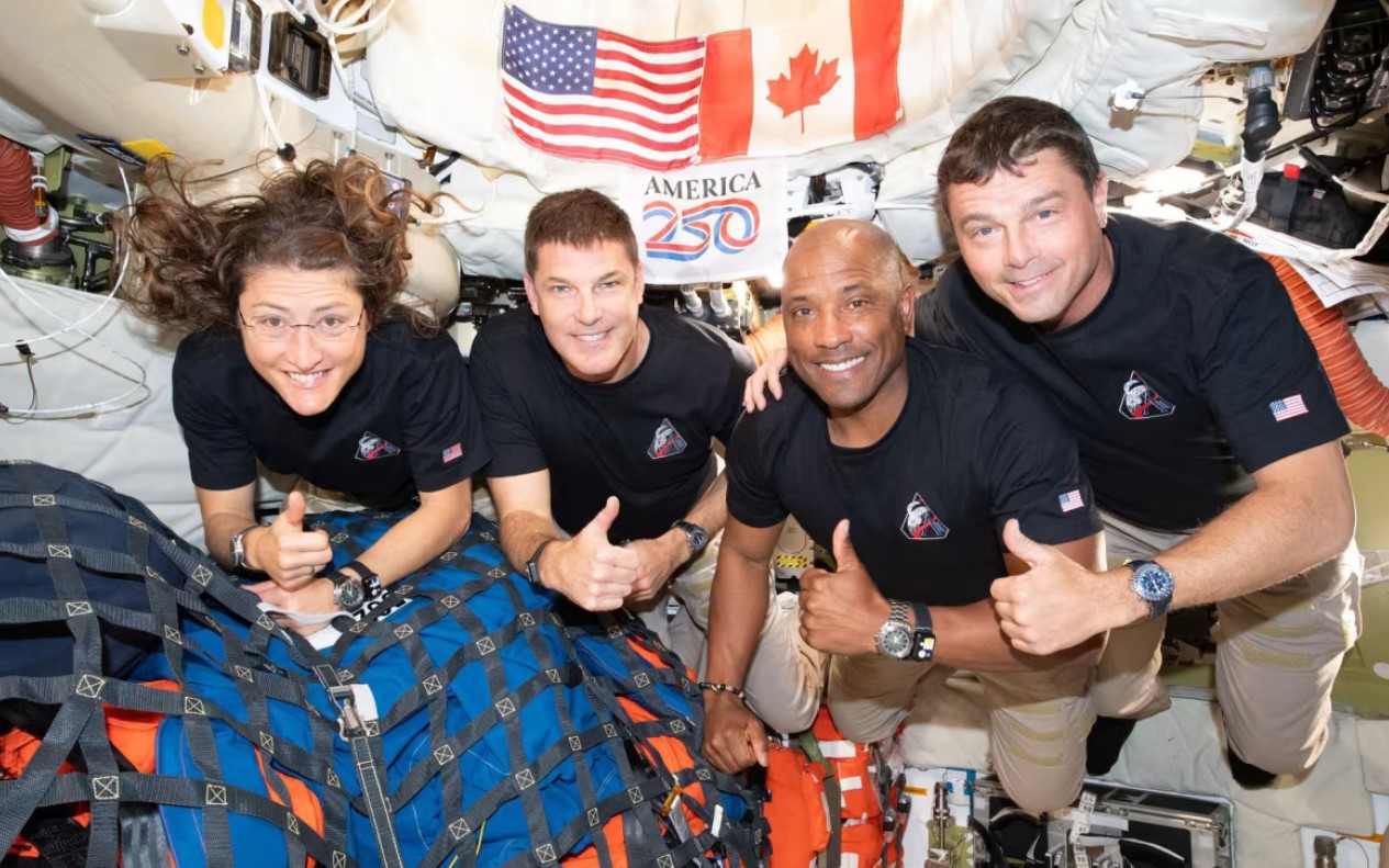 Разом з астронавтами місії 