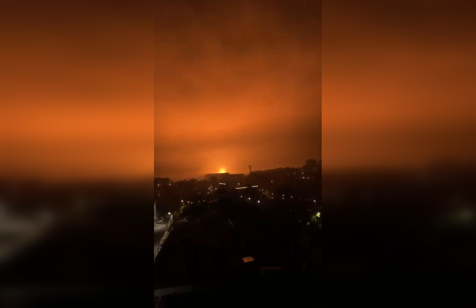 Росіян закликають не виходити на вулицю: у Туапсе випав токсичний дощ з 