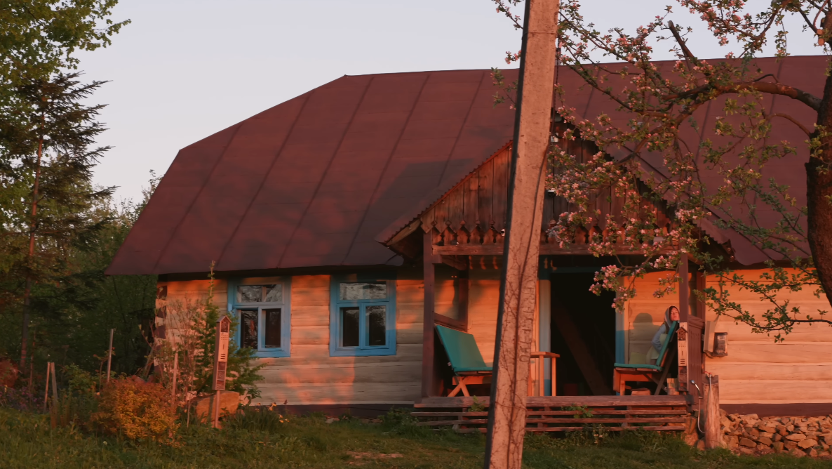 Колишня модель купила хату в селі за $1 тисячу: її чоловік зробив там казку (фото)