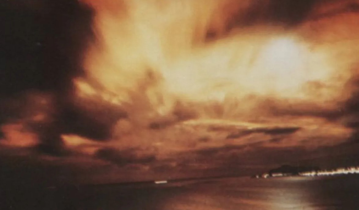 США підірвали ядерну бомбу в космосі: третина супутників вийшли з ладу (відео)