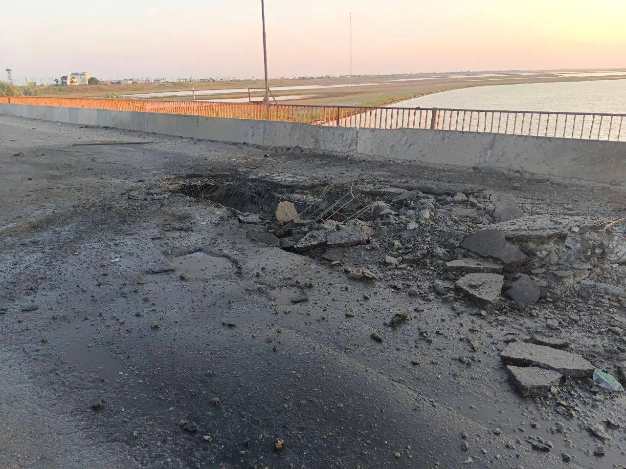 Другий удар БпЛА за місяць по Чонгарському мосту: ключова пе