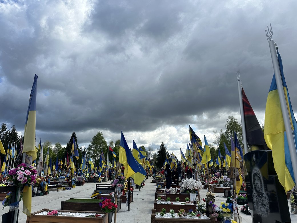 Росіяни вдарили дроном по траурній процесії в Сумах: що відомо