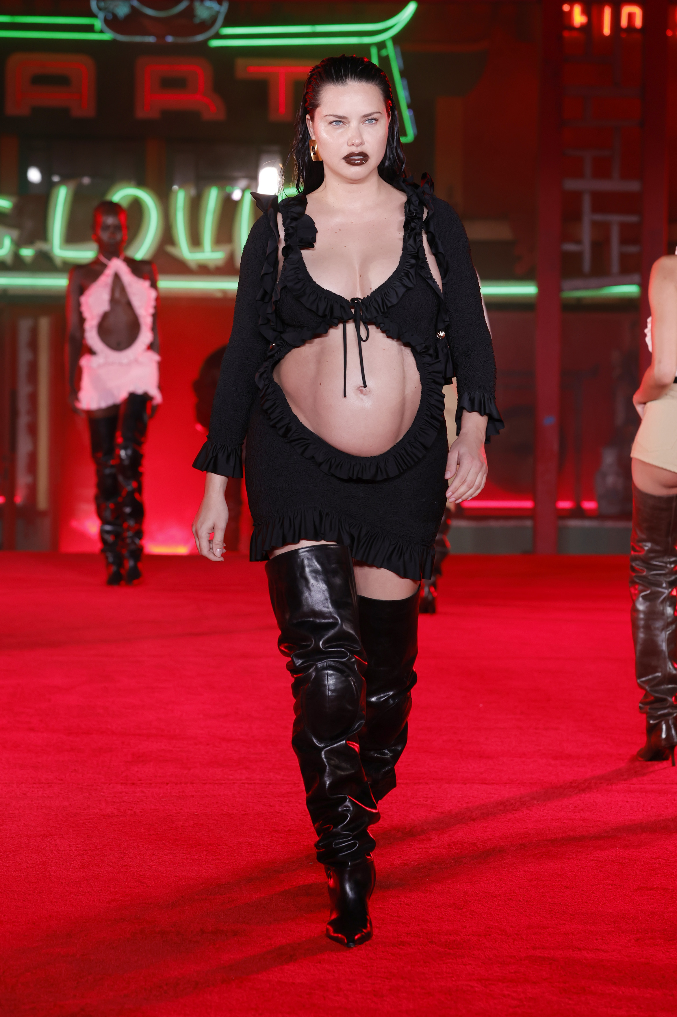 Беременная Адриана Лима показала голый живот на подиуме (фото, видео)