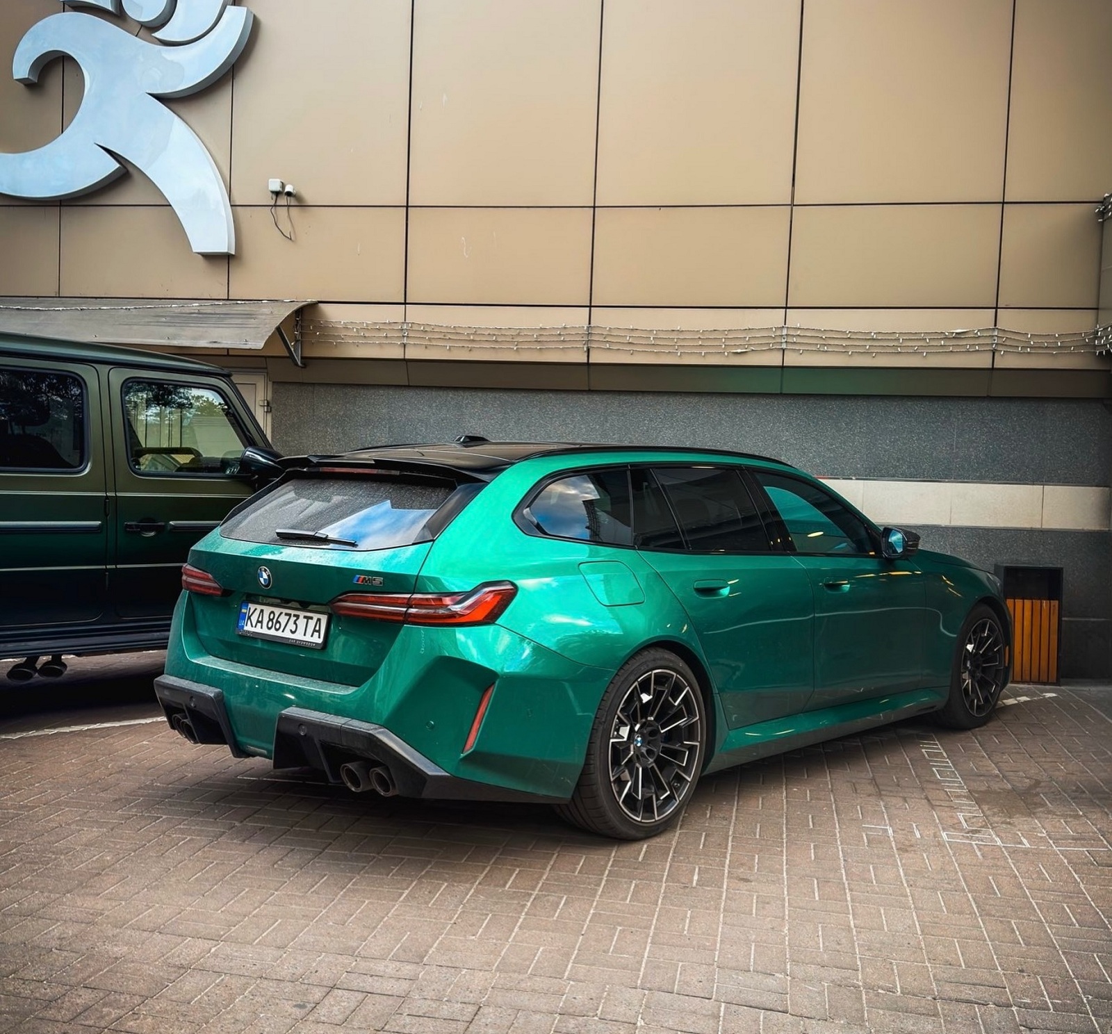 Спорткар для сім'ї: у Києві помітили новий заряджений універсал BMW за 7 мільйонів (фото)