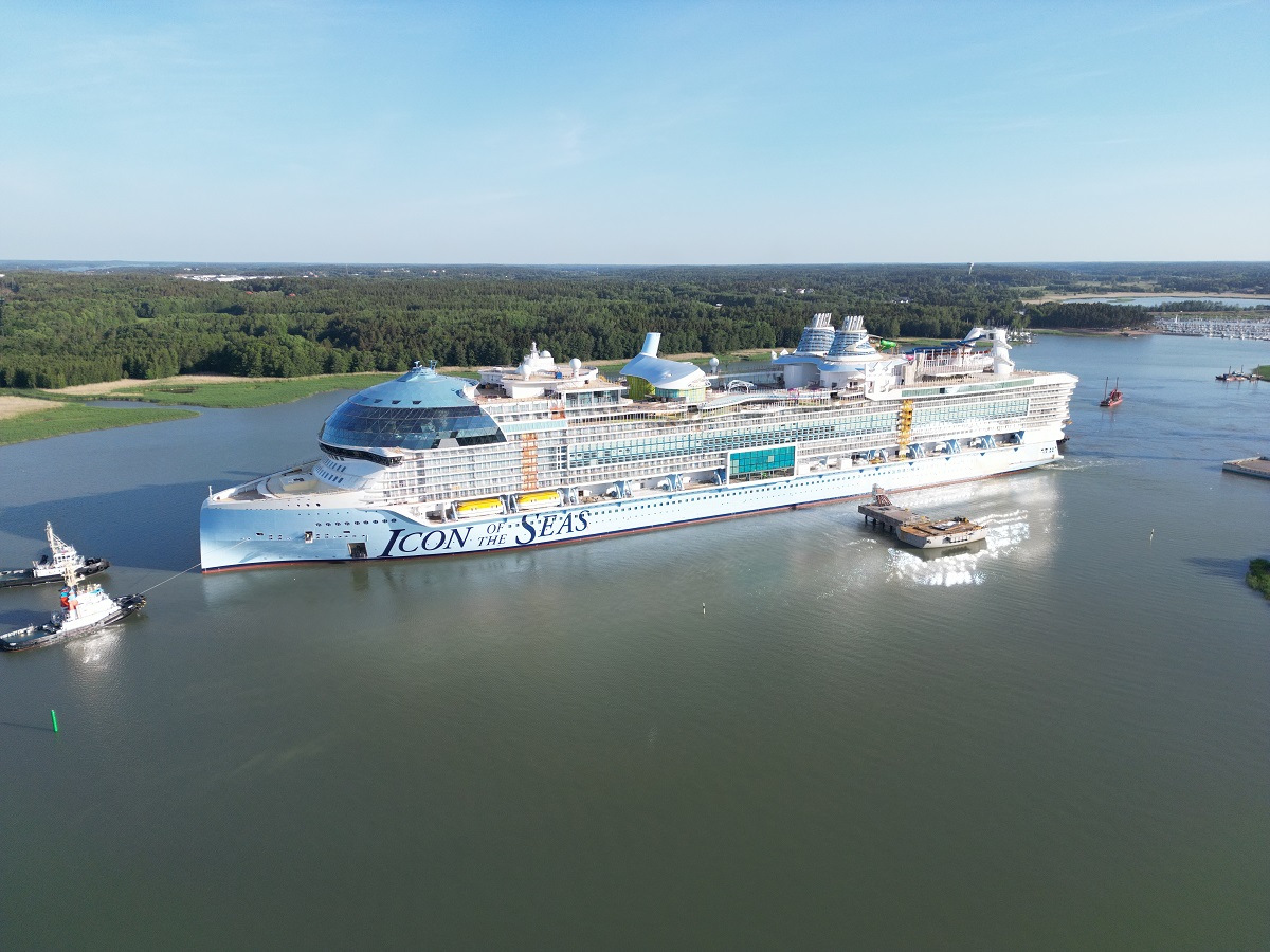 Самый большой в мире лайнер Icon of the Seas в первый раз вышел в открытое  море (