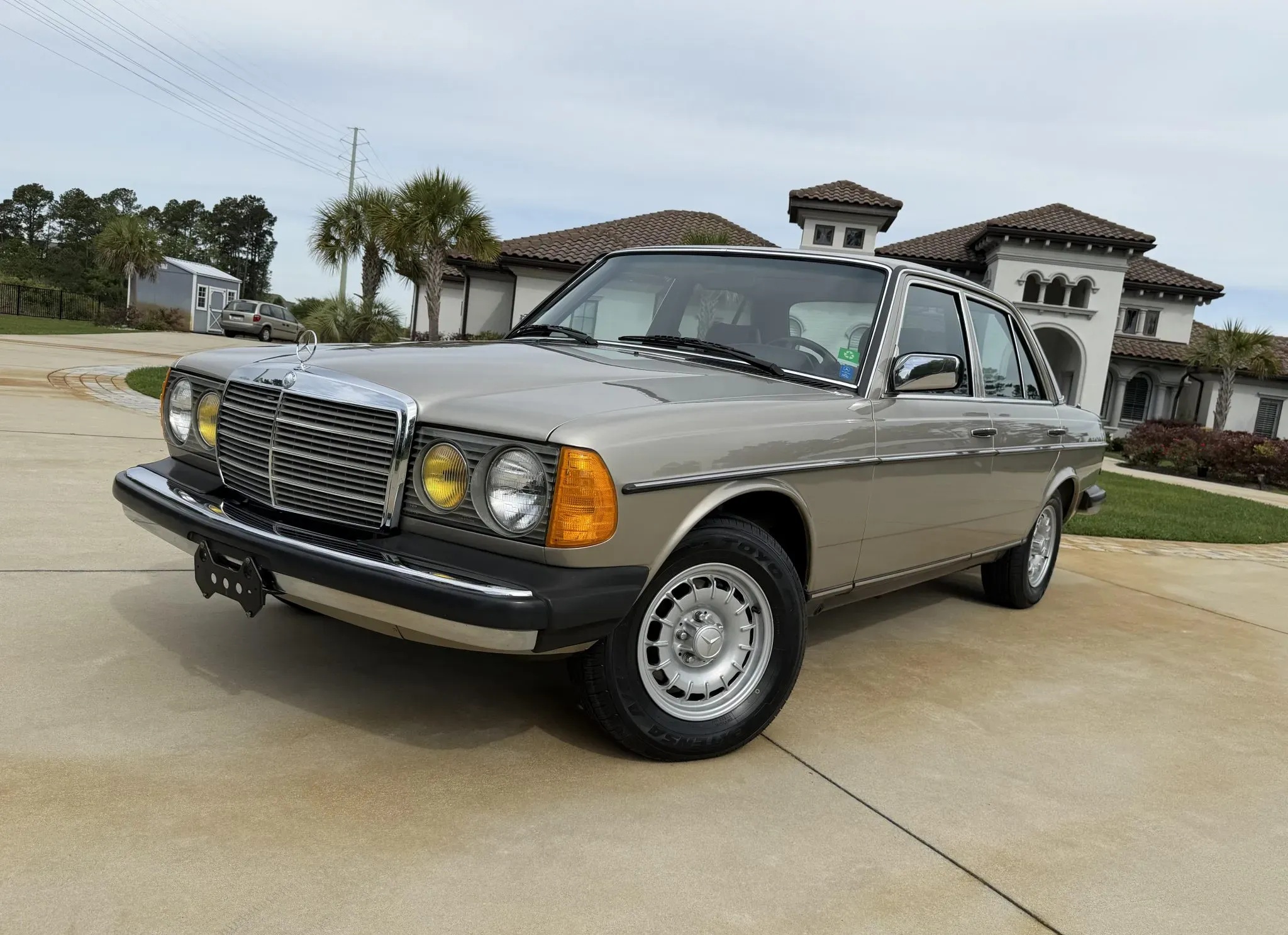 Капсула часу з 80-х: виявлено знаменитий Mercedes W123 у новому стані (фото, відео)