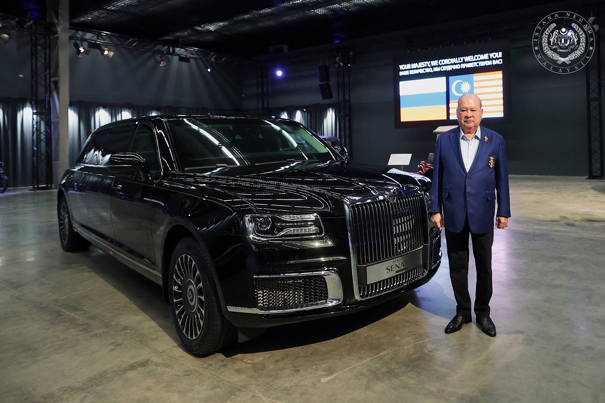 Король Малайзії, який відвідав парад Путіна, отримав у подарунок лімузин за мільйон доларів