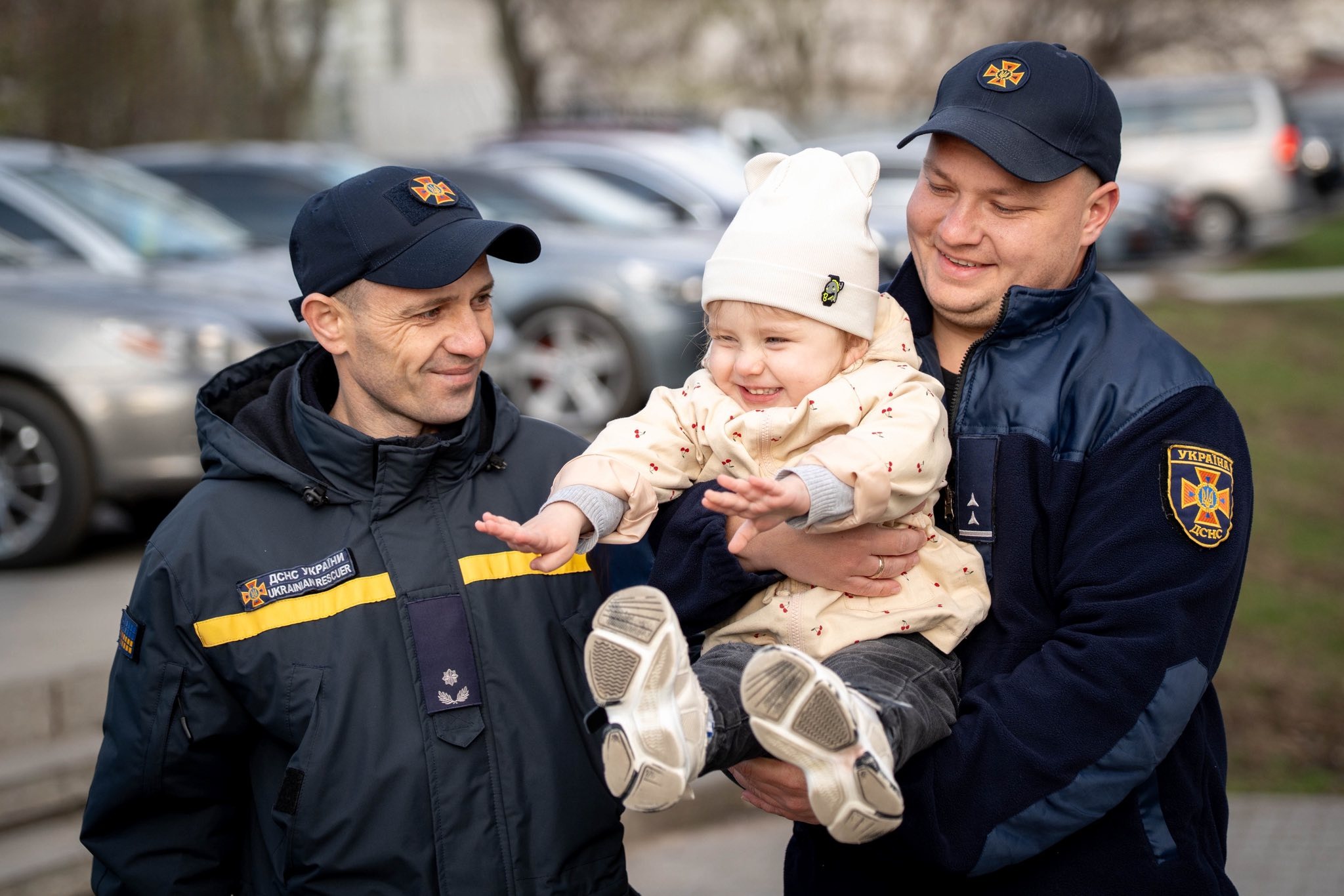 В Одесі рятувальники відвідали дворічну Кароліну: історія дівчинки зворушила Україну (фото)