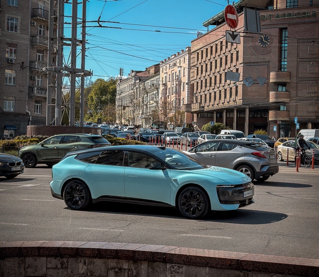 Запас ходу — 770 км: у Києві з'явився потужний електрокар Audi без чотирьох кілець (фото)