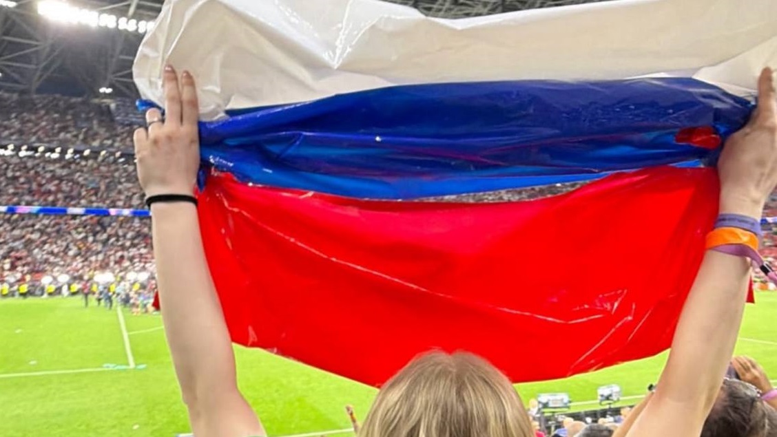 На матчі ПСЖ-Арсенал з'явився російський прапор: його зробили з пакетів
