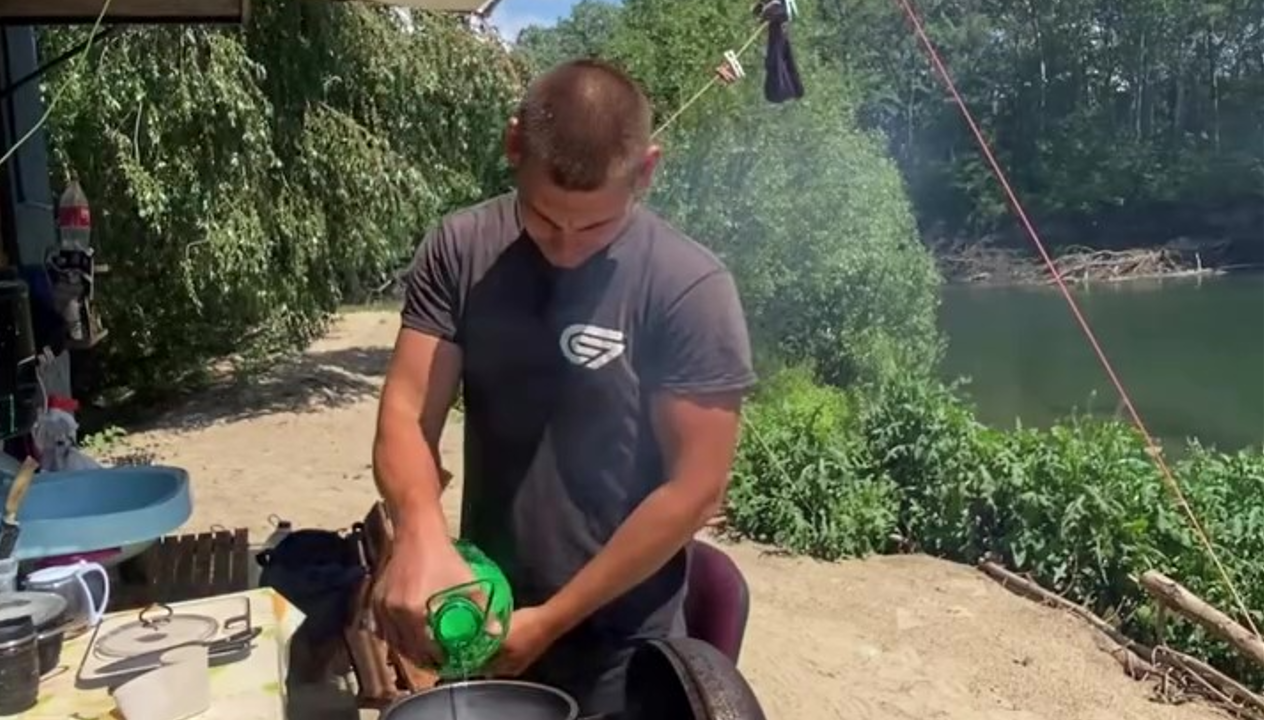 Чоловік вже рік живе у лісі: він збудував хату біля річки, де є все необхідне (фото)