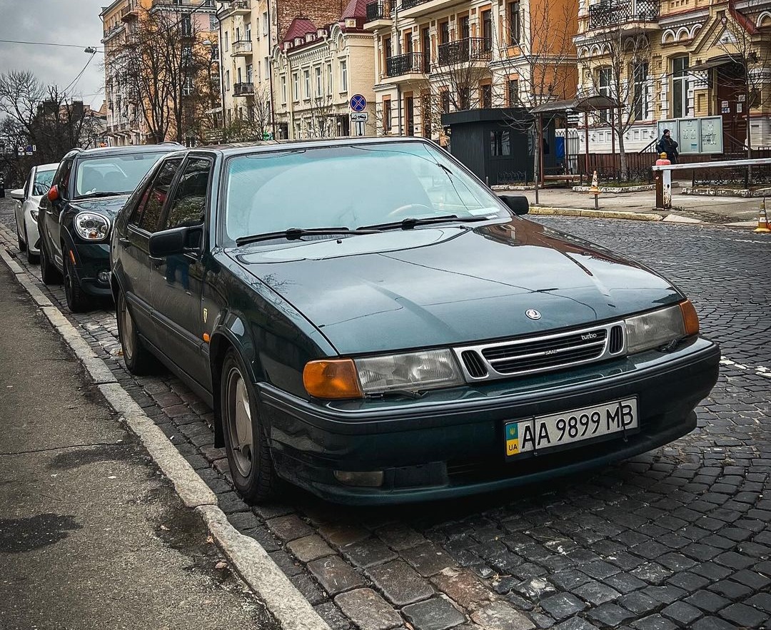 Раритет из 90-х: в Киеве заметили спортивное авто исчезнувшей шведской  марки (фото)