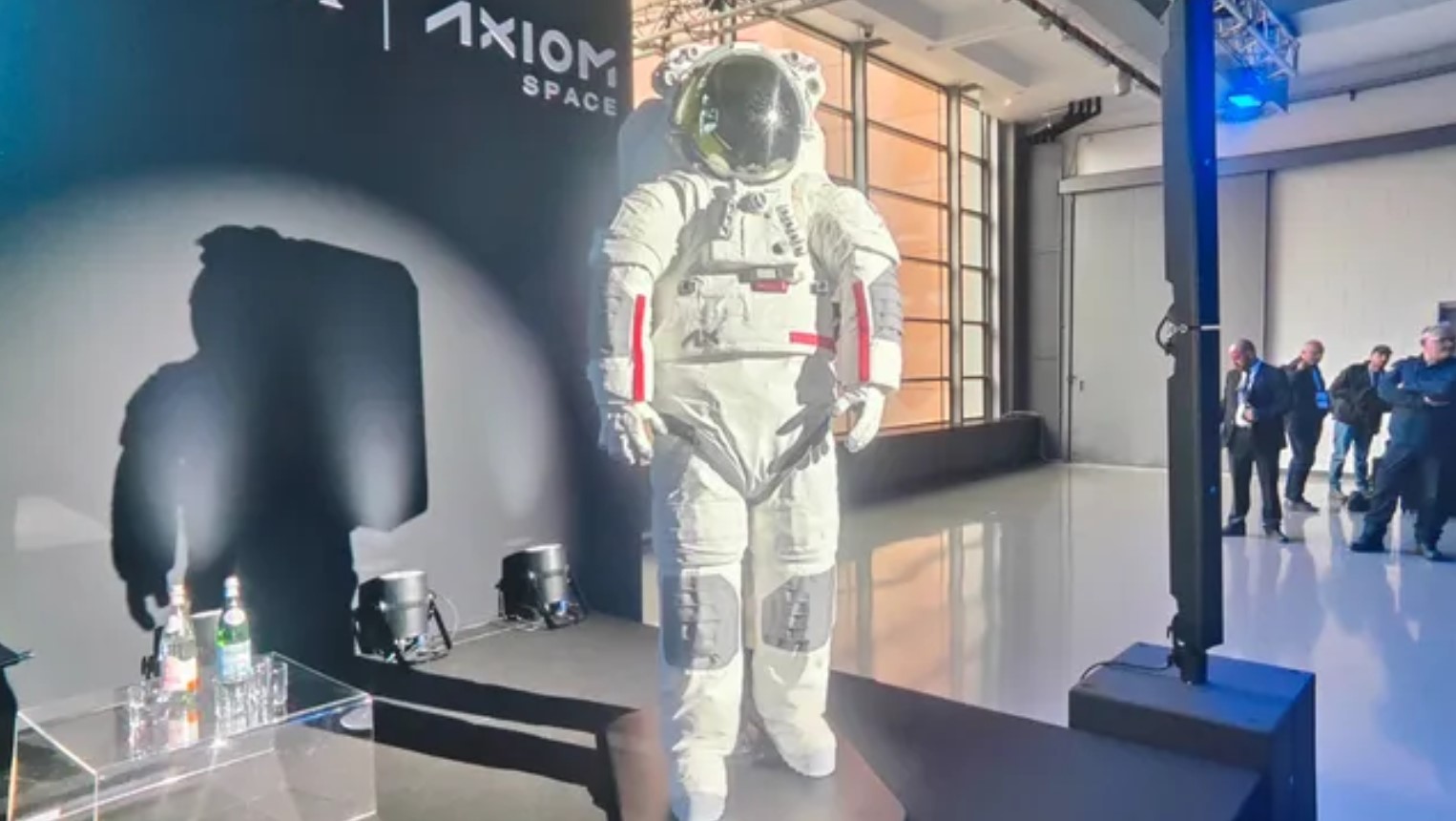 Висадка на Місяць астронавтів NASA під загрозою зриву: їм нічого носити (фото)