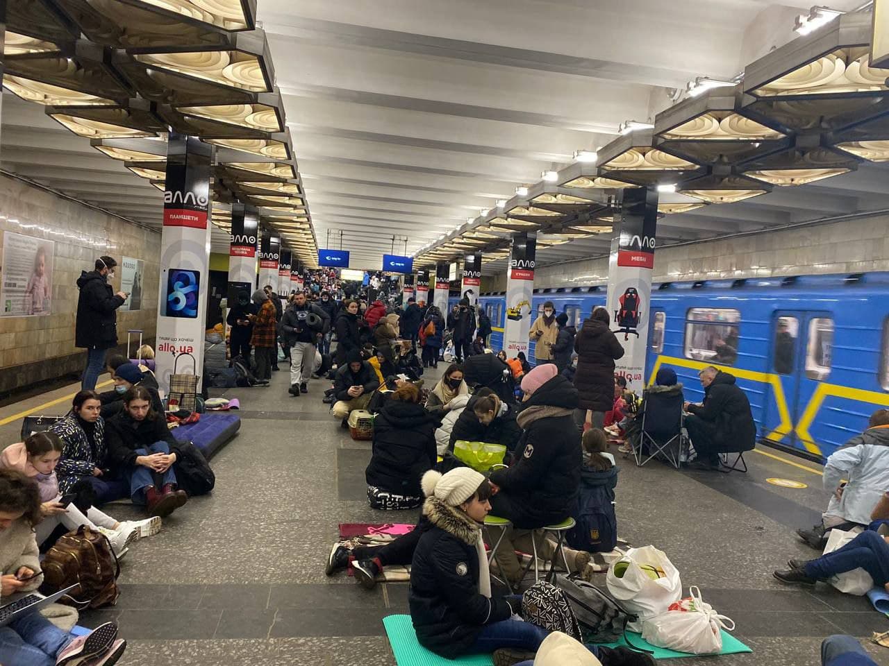 Киев обстановка. Киевское метро сейчас бомбоубежище. Люди в метро в Киеве. Метро Украины сейчас. Киев метро бомбоубежище.