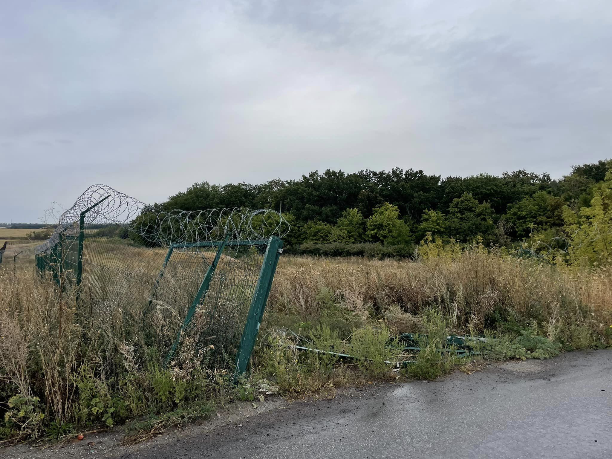 Как выглядит граница с украиной. Европейский вал Яценюка. Забор Яценюка. Стена Яценюка на границе. Стена на границе Украины с Россией.